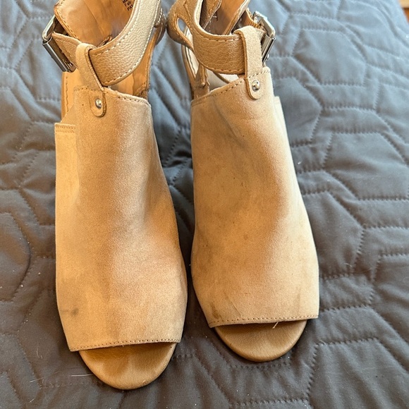 Express Camel Peep-Toe Heels Size 6 - Picture 4 of 6